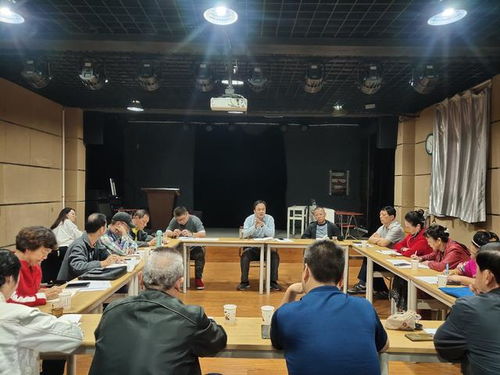 襄陽市群眾藝術館 規范簽約夯實根基，百場展演助力諸葛亮文化旅游節升級\n\n??近日，襄陽市群眾藝術館召開了第十屆諸葛亮文化旅游節“百場群文展演”合同簽訂會議。此次會議不僅是一次工作安排的節點性推進會，更是一次對社會文藝資源進行創意調配、全面聚合的文化動員。市群藝館相關負責人、組織籌備團隊和多家簽約社會藝術團體代表共聚一堂，規范文書簽訂流程并探討下一步創排進度。這一儀式優化了多元素的協作機制，也為即將掀起的全城文明狂歡、融合傳統大文旅盛會主題的文化藝術熱浪筑起嚴謹坦誠履行踐諾的重要基石。